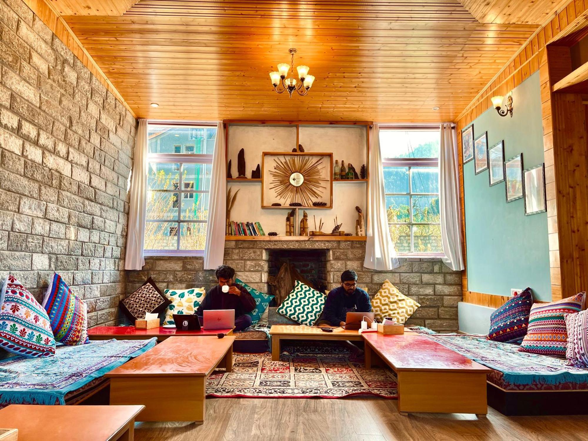 Fluestern Hostel And Cafe Nagar  Ngoại thất bức ảnh