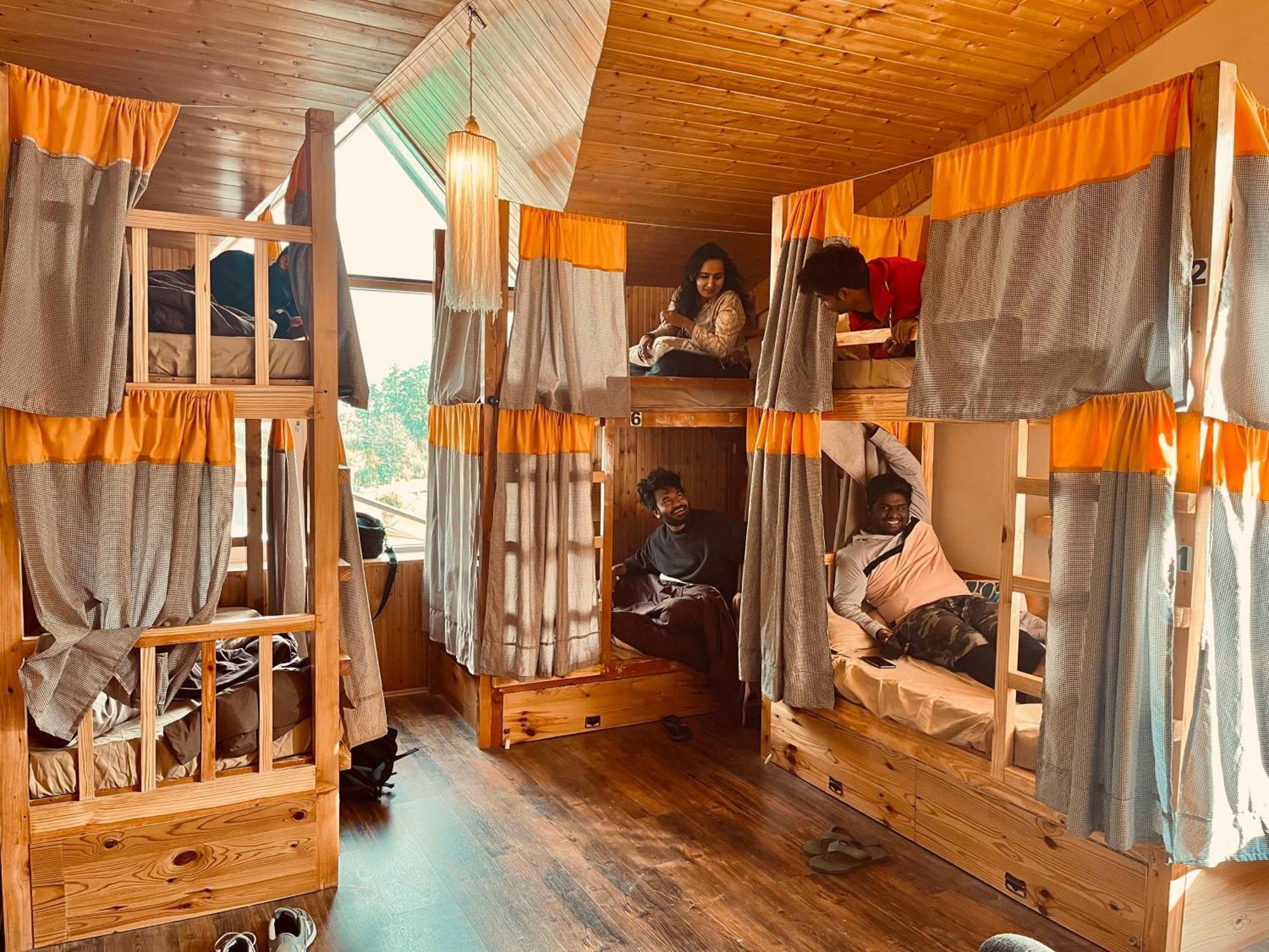 Fluestern Hostel And Cafe Nagar  Ngoại thất bức ảnh