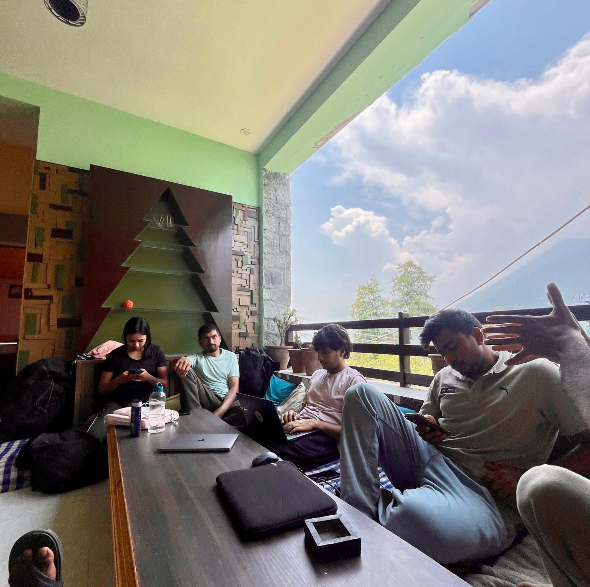 Fluestern Hostel And Cafe Nagar  Ngoại thất bức ảnh