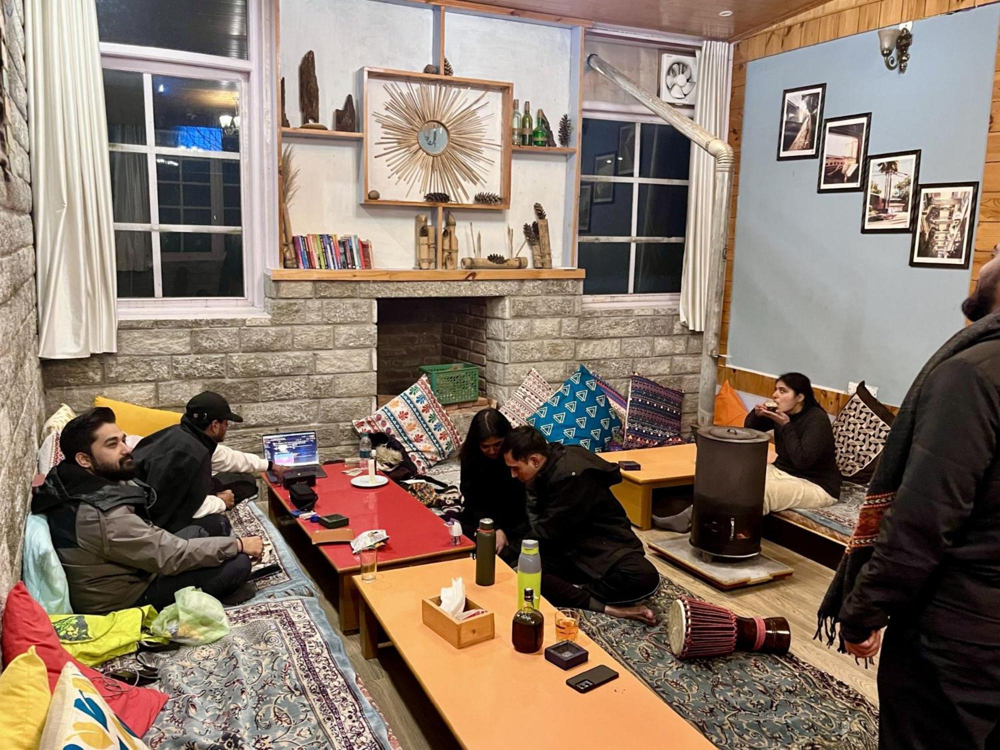 Fluestern Hostel And Cafe Nagar  Ngoại thất bức ảnh