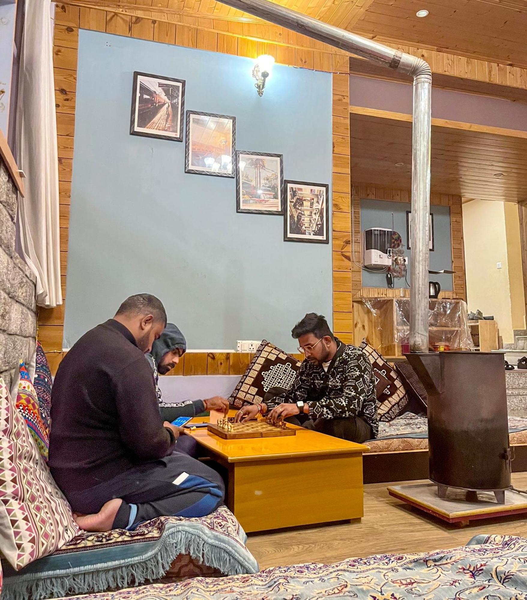 Fluestern Hostel And Cafe Nagar  Ngoại thất bức ảnh