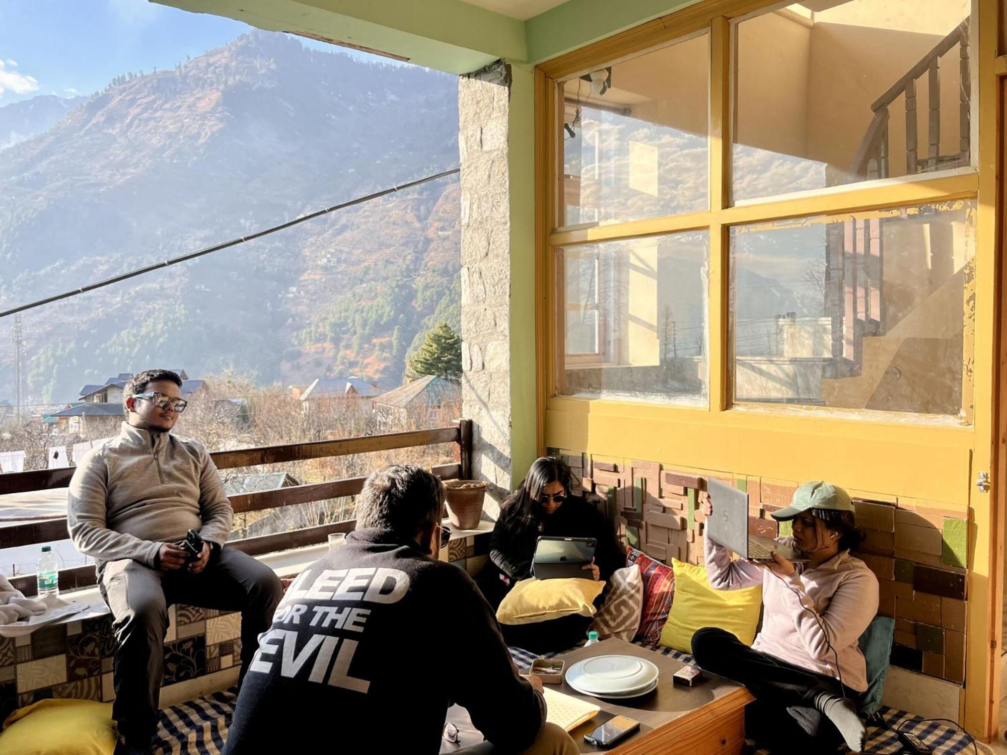 Fluestern Hostel And Cafe Nagar  Ngoại thất bức ảnh
